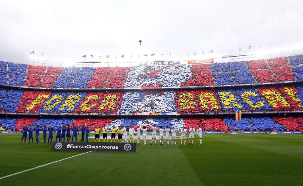 La scenografia pazzesca dei tifosi del Barcellona per il Clasico. 